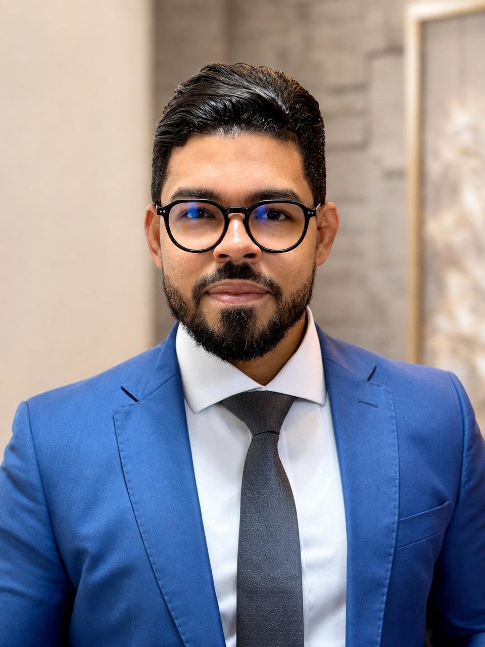Adalberto Vitor, Perito Contador, vestindo terno azul e segurando um tablet